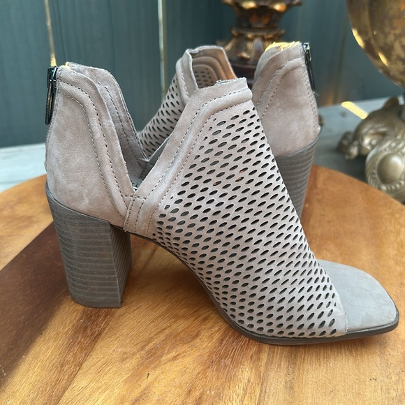 NWT Vince Camuto Katnina Beige Leather Laser Cut Ankle Booties Size 4.5 34 - Picture 10 of 13